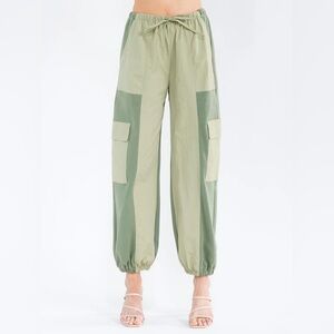 140 Strut & Bolt Women’s Elastic Waist Cargo Pocket Color-Block Jogger Pant